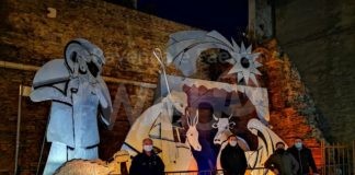 Natale 2020: inaugurato il presepe in metallo in piazzetta Gandhi con figure alte fino a tre metri