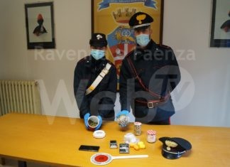 Festa in casa a Cervia: i carabinieri trovano 100 g di marijuana e multano i presenti