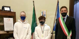 Massa Lombarda: il sindaco Daniele Bassi incontra l’atleta di Parkourgym Francesco Poli