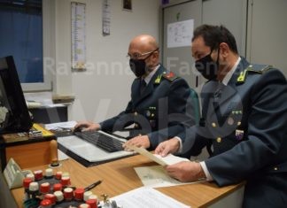 Utilizzava il bonus cultura per vendere smartphone, tablet, console e pure un ferro da stiro: denunciato