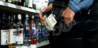 Ruba al supermercato tre bottiglie di whisky e una bibita: taccheggiatore denunciato
