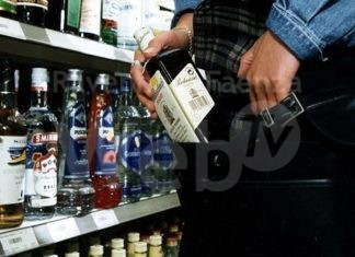 Ruba al supermercato tre bottiglie di whisky e una bibita: taccheggiatore denunciato