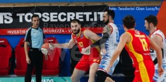 Basket: L’OraSì guida la partita ma cade a Ferrara dopo un supplementare (94-89)