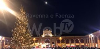 Lugo: luminarie, alberi e canzoni sotto al Pavaglione, l’atmosfera natalizia si accende