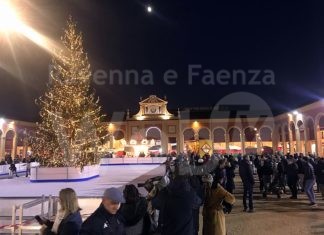 Lugo: luminarie, alberi e canzoni sotto al Pavaglione, l’atmosfera natalizia si accende