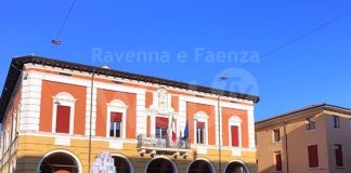Massa Lombarda: un albero di natale fatto con cassette di frutta per rendere omaggio alla storia della città