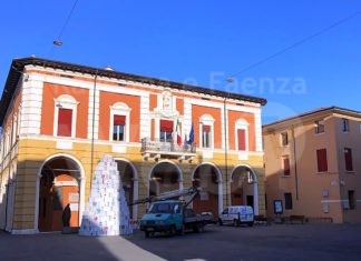 Massa Lombarda: un albero di natale fatto con cassette di frutta per rendere omaggio alla storia della città