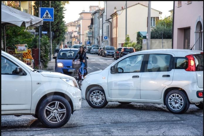 Parte di v. San Mama senza ciclopedonale. Ciclista disperata