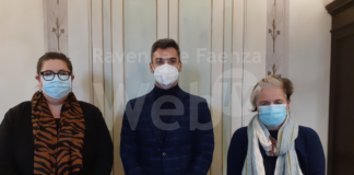 Medico laureato a Beirut dona buoni alimentari alle persone in difficoltà