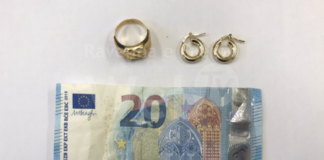 Polizia arresta truffatrice: possedeva banconote false e tentava di vendere gioielli spacciati come oro