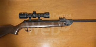 Non si fermano al posto di blocco della Polizia e fuggono lanciando un fucile dall’auto: denunciati