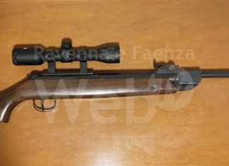 Non si fermano al posto di blocco della Polizia e fuggono lanciando un fucile dall’auto: denunciati