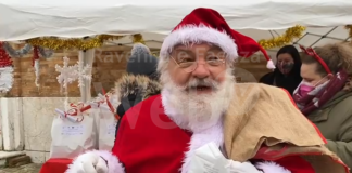 Le associazioni di volontariato distribuiscono doni. Abbiamo incontrato “Babbo Natale”