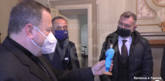 Coldiretti e Confartigianato donano una statuina “infermiera” per il presepe della diocesi