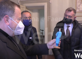 Coldiretti e Confartigianato donano una statuina “infermiera” per il presepe della diocesi