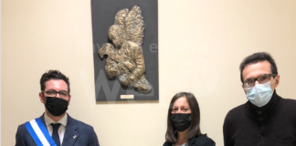 La Riunione Cittadina dona un’opera in ceramica all’ospedale per ringraziare i lavoratori dei loro sforzi