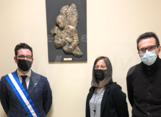 La Riunione Cittadina dona un’opera in ceramica all’ospedale per ringraziare i lavoratori dei loro sforzi