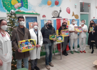 Una donazione di giocattoli per i bambini che trascorreranno il Natale in ospedale
