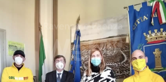 Gli agricoltori donano pacchi di cibo contadino alle famiglie in difficoltà