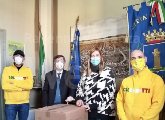 Gli agricoltori donano pacchi di cibo contadino alle famiglie in difficoltà