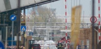 Incendio in uno stabilimento del porto: al lavoro diverse squadre di Vigili del Fuoco