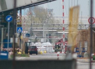 Incendio in uno stabilimento del porto: al lavoro diverse squadre di Vigili del Fuoco