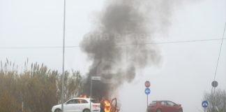 Auto a fuoco dopo un incidente: quattro feriti e Adriatica chiusa