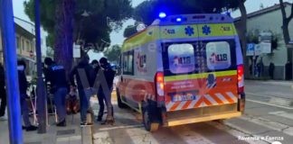 Colpito con un pugno da un amico mentre è al bar: ricoverato in gravi condizioni al Bufalini