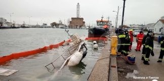 Peschereccio affondato al porto a Marina di Ravenna