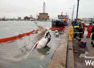 Peschereccio affondato al porto a Marina di Ravenna