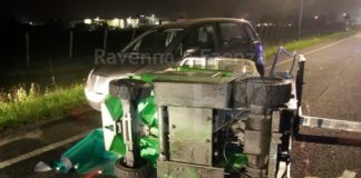 Camion “perde” muletto e colpisce auto, grave la conducente, illesi due bambini a bordo