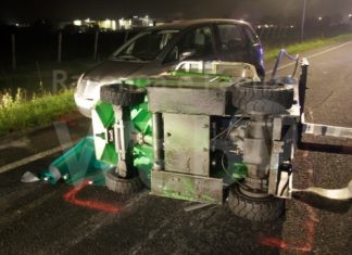 Camion “perde” muletto e colpisce auto, grave la conducente, illesi due bambini a bordo