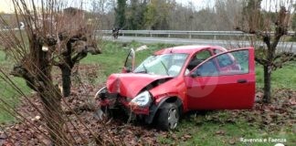 Auto esce di strada e finisce in un filare: donna ricoverata in gravi condizioni al Bufalini