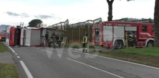 Camion dei Vigili de Fuoco si ribalta mentre rientra in caserma dopo un intervento: 3 feriti