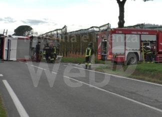 Camion dei Vigili de Fuoco si ribalta mentre rientra in caserma dopo un intervento: 3 feriti