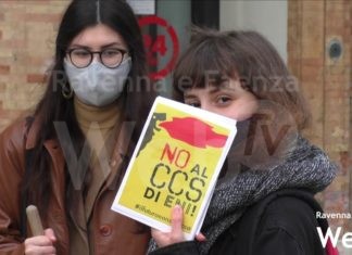 Un flashmob degli ambientalisti contro lo stoccaggio della CO2 di Eni nei fondali marini davanti alla costa di Ravenna