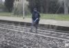 Inciampa mentre attraversa i binari e sbatte la testa contro il treno: donna ricoverata al Bufalini
