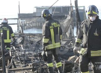 Incendio nella notte alla Pialassa Piomboni bruciato capanno
