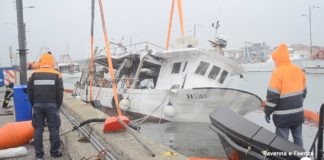 Recuperato il pescherecchio affondato a Marina di Ravenna: lo scafo squarciato da un tronco
