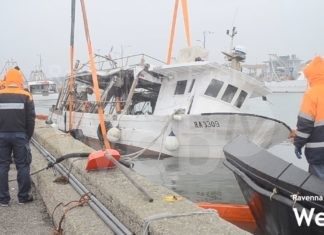 Recuperato il pescherecchio affondato a Marina di Ravenna: lo scafo squarciato da un tronco