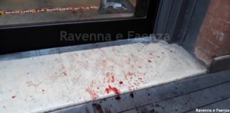 Rissa in pieno centro storico: due avventori del bar si spaccano in faccia le tazze di thé. Devastato il locale