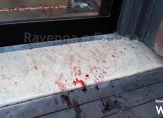 Rissa in pieno centro storico: due avventori del bar si spaccano in faccia le tazze di thé. Devastato il locale