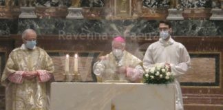 In duomo la messa di “mezzanotte” anticipata alle 20.30: molti i fedeli presenti