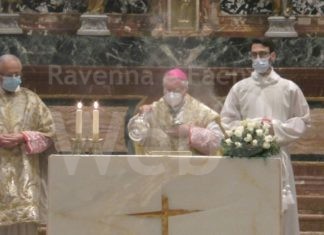 In duomo la messa di “mezzanotte” anticipata alle 20.30: molti i fedeli presenti