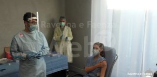 È un’infermiera la prima vaccinata in provincia di Ravenna contro il coronavirus: “È altruismo, bisogna assolutamente farlo”