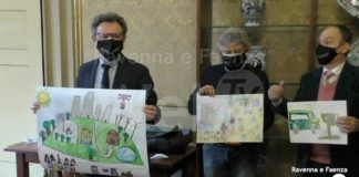 Nuove livree per il Green-Go Bus: la navetta decorata coi disegni dei ragazzi di “Autismo Faenza” e “A mani libere”