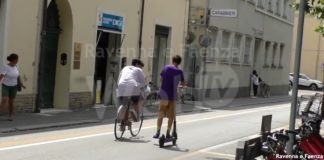 Monopattini, Corsini: “Occorre legge che renda obbligatori assicurazione, frecce, casco e targa”