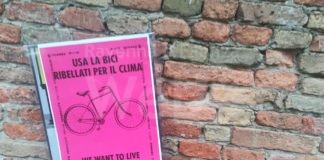 Multe da oltre 300 euro agli attivisti di Extinction Rebellion per i pannelli che chiedevano di spostarsi in bici