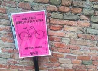 Multe da oltre 300 euro agli attivisti di Extinction Rebellion per i pannelli che chiedevano di spostarsi in bici