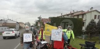 Attivisti Fiab di Faenza e Castel Bolognese si incontrano a metà strada per chiedere la ciclabile sulla via Emilia